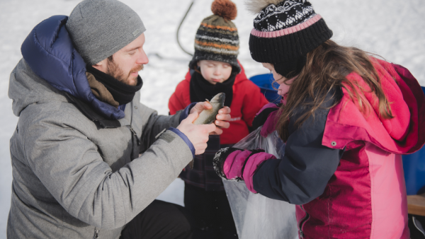 La Pêche sur glace avec des enfants à La Base Plein Air Sainte-Foy