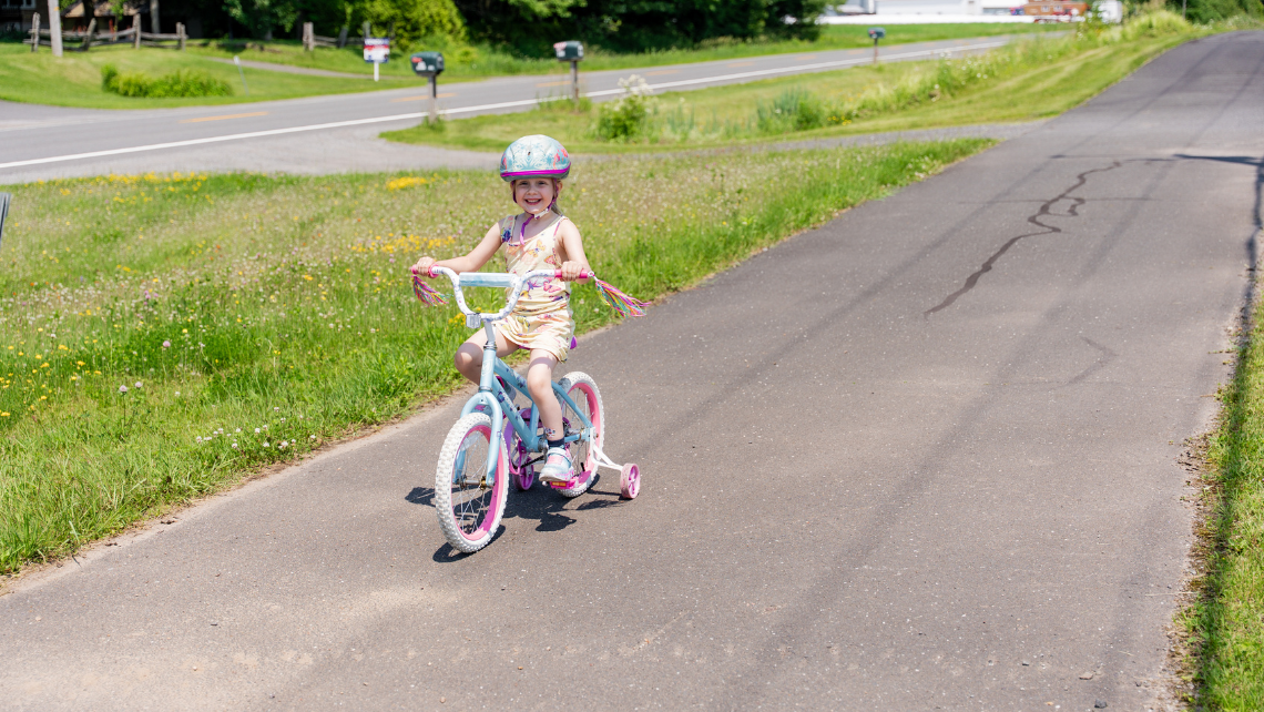 Balade à vélo en famille sur la piste cyclable près de Saint-Agapit